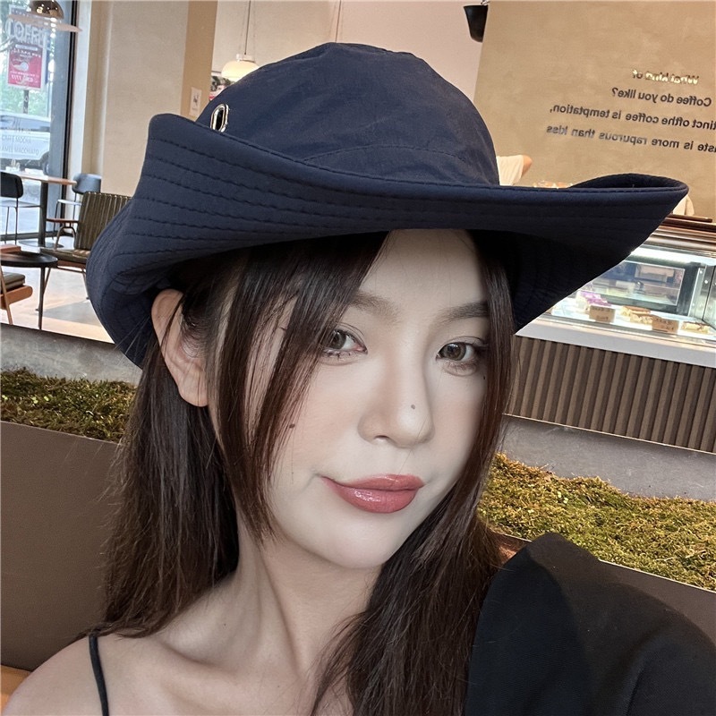 Mũ cao bồi phương Tây, một người đàn ông với dây câu cá, trong một kỳ nghỉ hè, câu cá bên ngoài kem chống nắng.