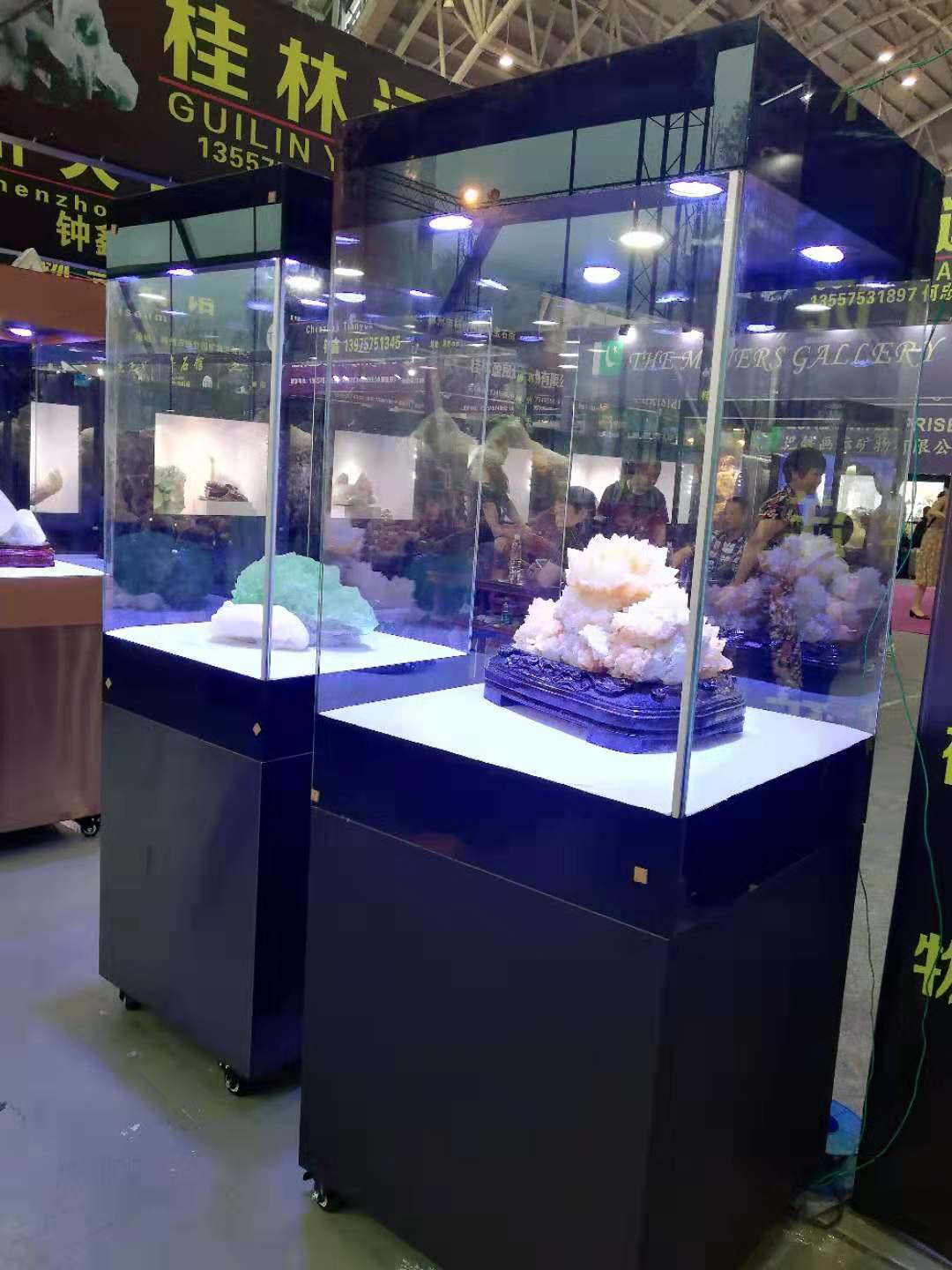 Zinc-plated jewels, mineral crystal display counter, jade electronics, Akli steel glass show.