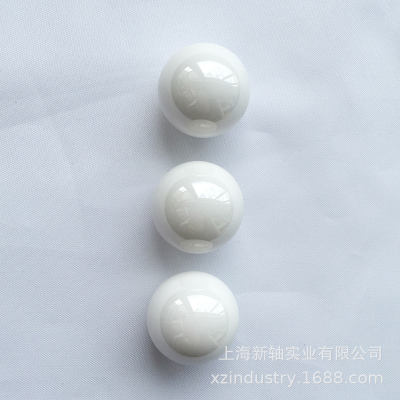Một quả bóng kim loại có kích thước cao cao, được khóa chặt bởi một quả bóng kim loại cao.