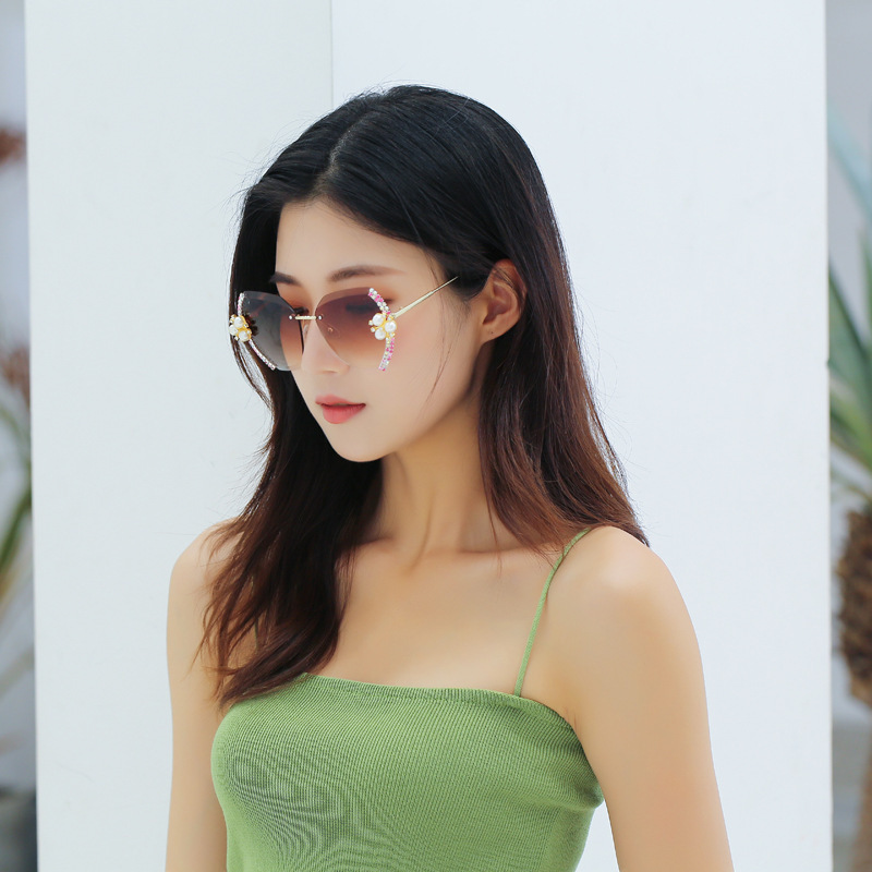 Những viên ngọc trai từ từ biến thành kính râm với một khuôn mặt to lớn và một ngôi sao mặt lớn không có kính.