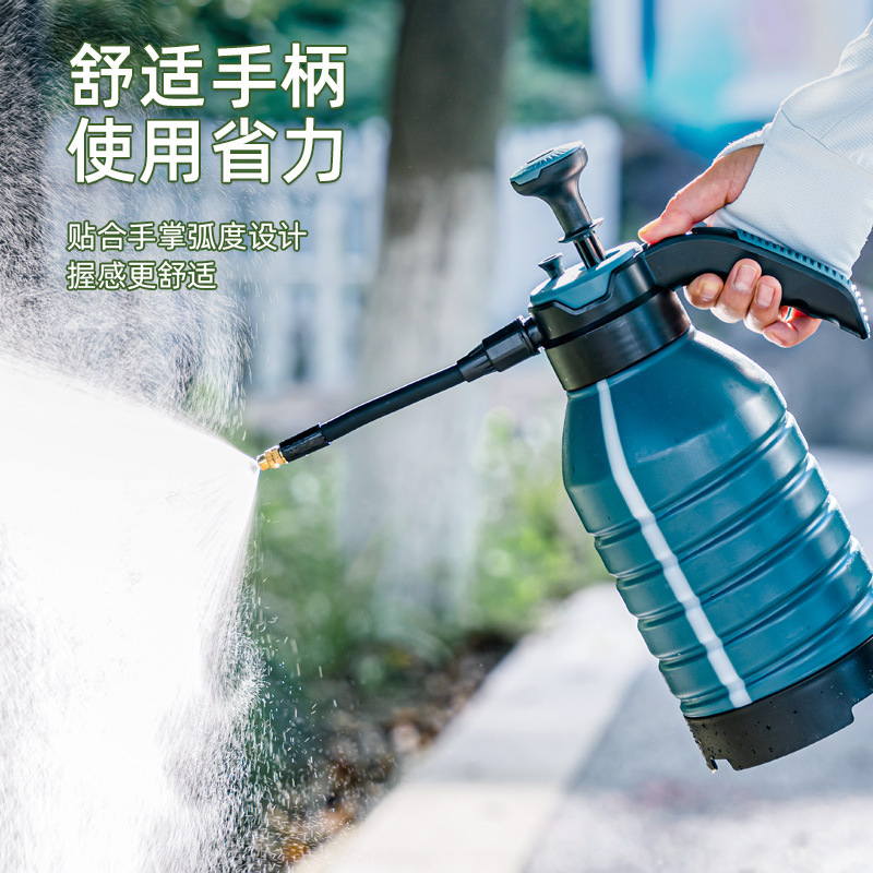 Một bi-đông nước để khử trùng trong vườn của một ống ngắm.