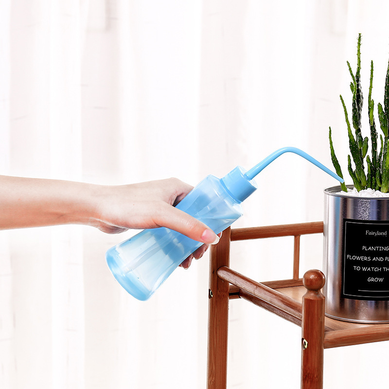 Quẩy và bóp cái ấm bằng miệng.