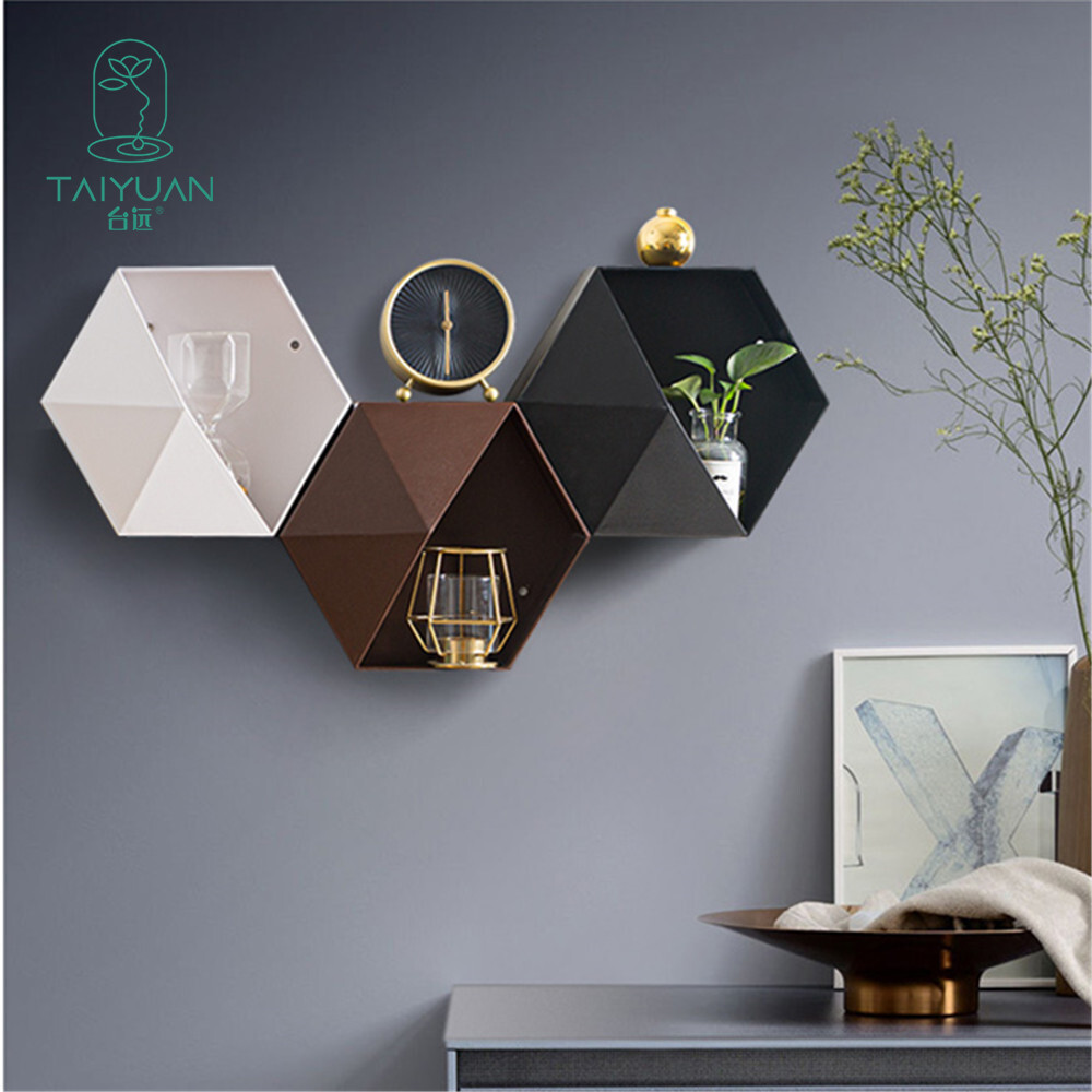 Một bức tường sáng tạo dài với một bó nước để cho hoa lan ăn.