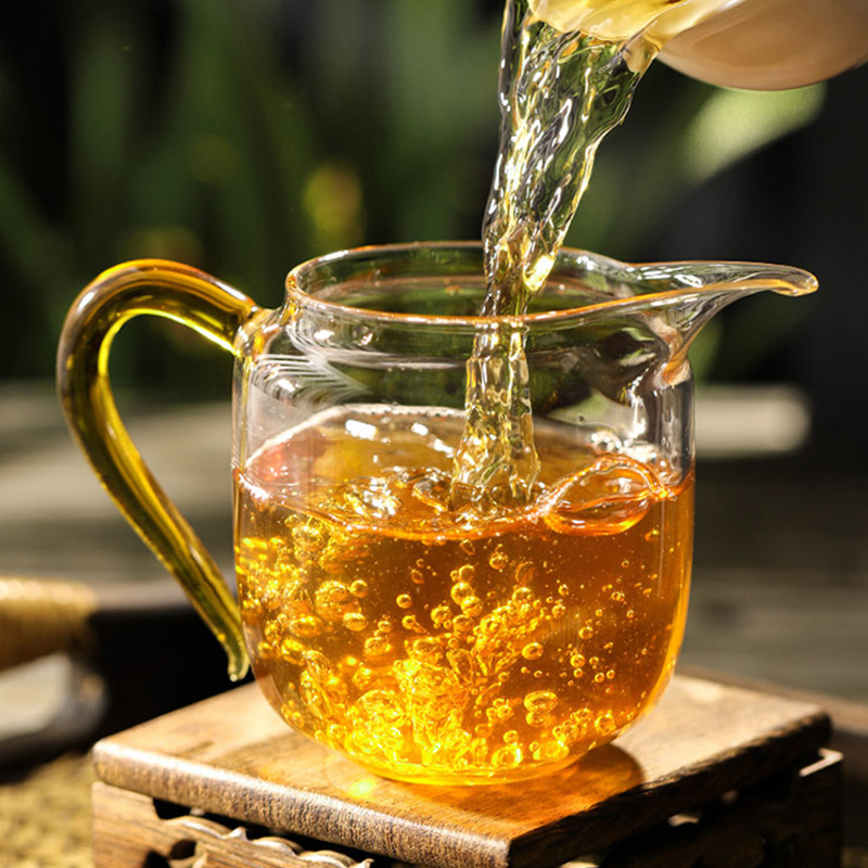 màu cam với ba túi trà vàng Quillini và một trái cây mùa hè và túi trà Qianjiang glycuit