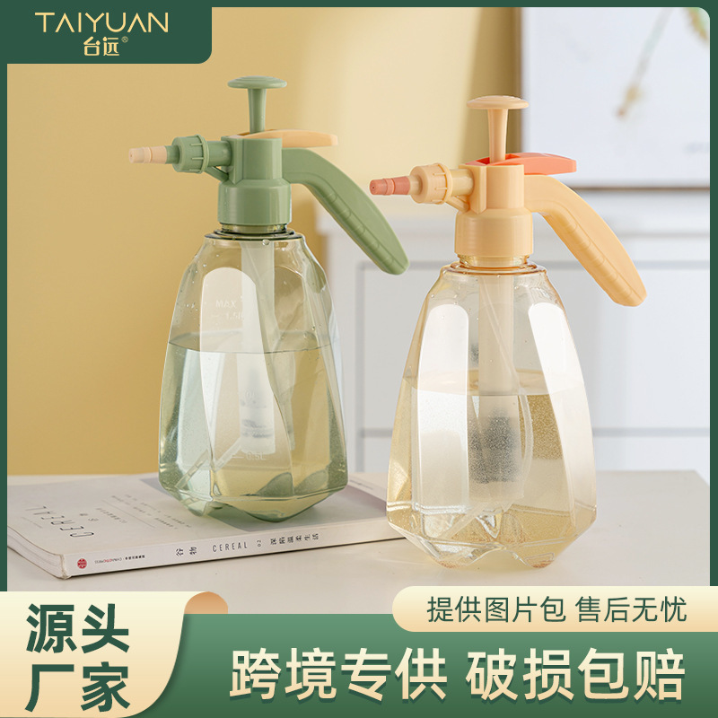 Những người trồng nho đổ những thùng nước trong suốt vào nhà với một bình xịt sạch.