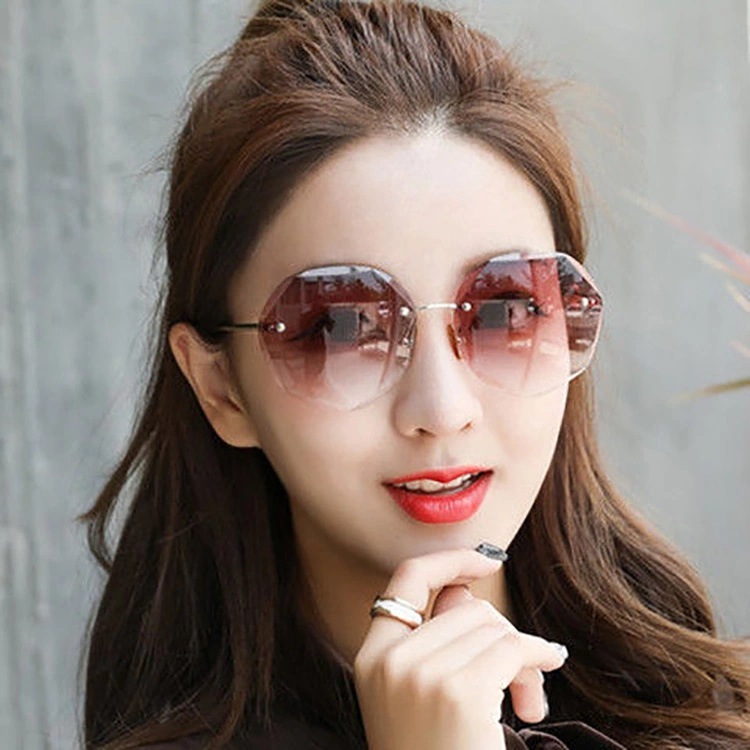 Kính râm mới của Hàn Quốc, bị cắt đa giác, bán nóng cho kính râm của mạng lưới sao màu đỏ.
