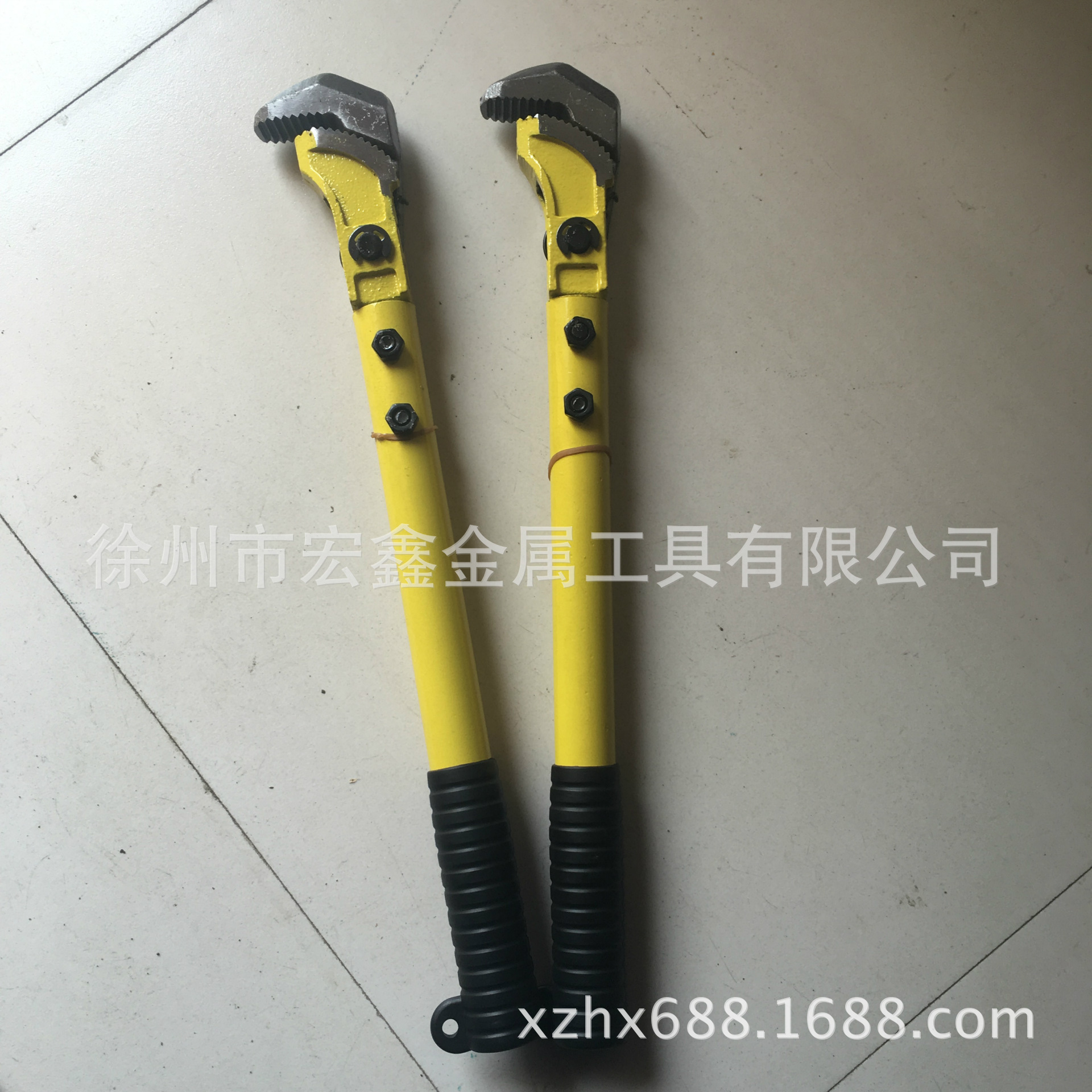 The manufacturer sells the steel wrench wrench with a golden hand wrench.