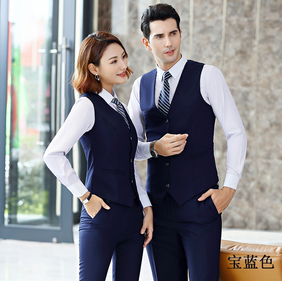 "The classic "Spring and Autumn" male and female alike, a white-suit interview girl with a suit suit.