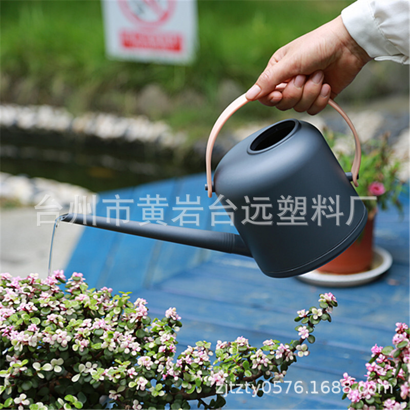 Cầu nước gấp đôi với những cái miệng dài để mở nắp nồi ra với một cái can lớn hơn.