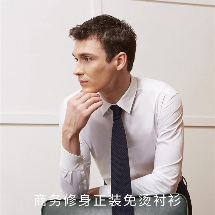 Công việc làm ăn lâu dài của LeSeney không mặc áo vét nóng và áo len.