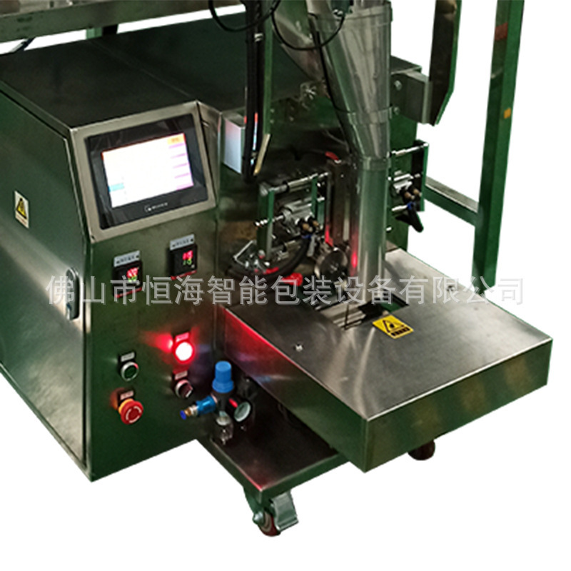 Three sets of hardware-composed screw packaging machines supplied by the manufacturer for the Standing Sea-packed mechanical motorcycle cap-packing machine