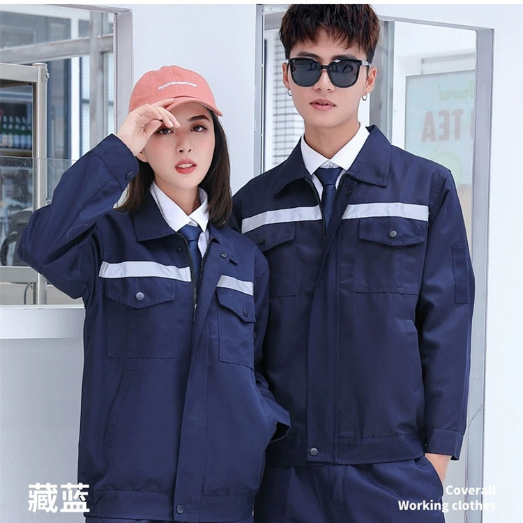 Phụ nữ và đàn ông mặc quần áo công nhân để xay cối và mặc một túi lớn lao động tại xưởng phản ánh nhà máy