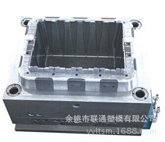 IS09001模具规模厂家设计生产塑料衣架车牌壳体注塑模具