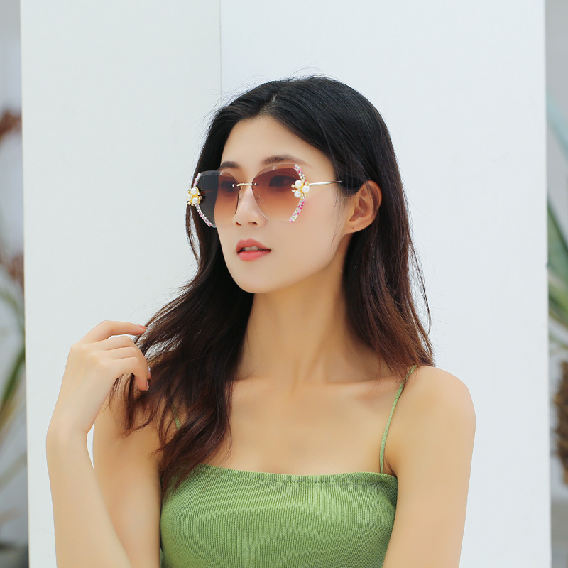 Những viên ngọc trai từ từ biến thành kính râm với một khuôn mặt to lớn và một ngôi sao mặt lớn không có kính.