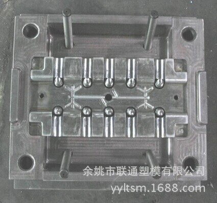 IS09001模具规模厂家设计生产塑料衣架车牌壳体注塑模具