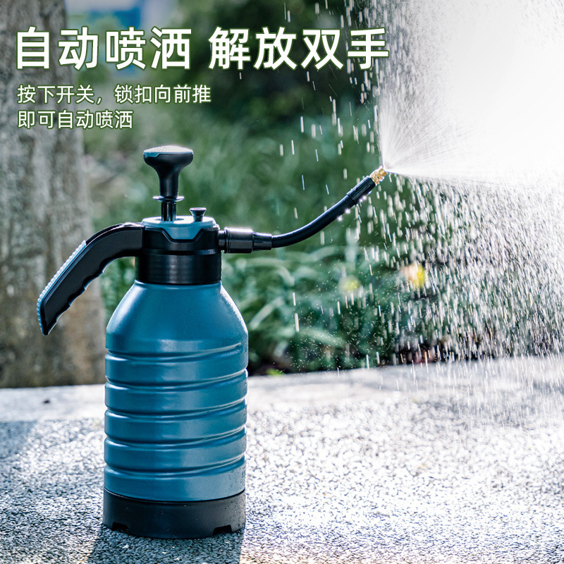 Một bi-đông nước để khử trùng trong vườn của một ống ngắm.