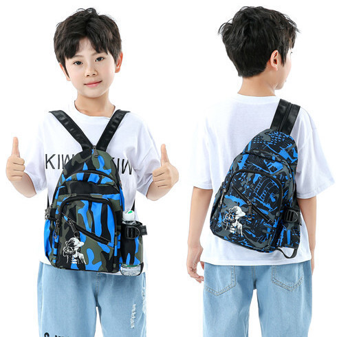 Children's packs of slashy, stylish, stylish boys travel on easy and leisure trips out of their shoulders.