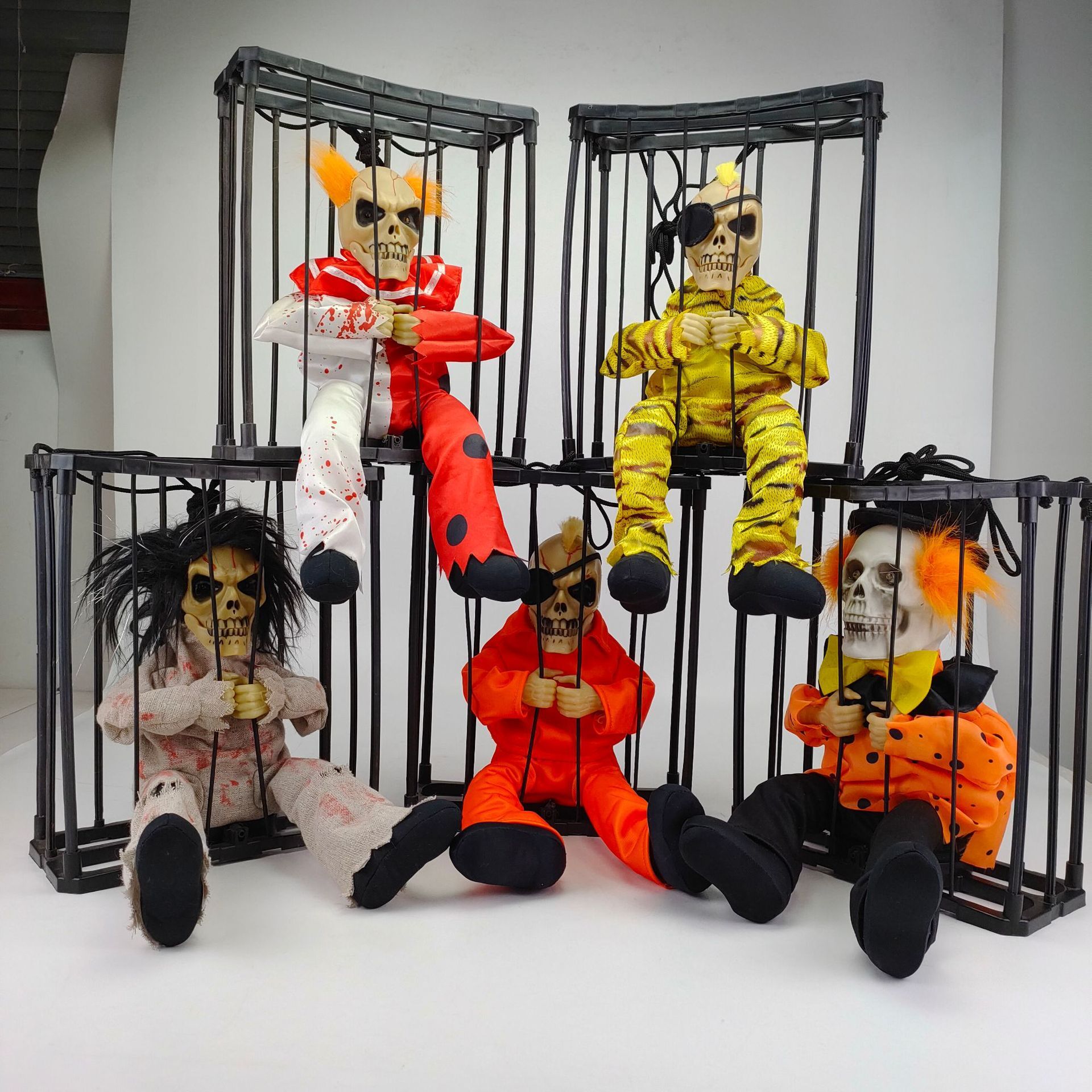 Một món đồ chơi bằng nhung với một món đồ chơi da ma cho Halloween.