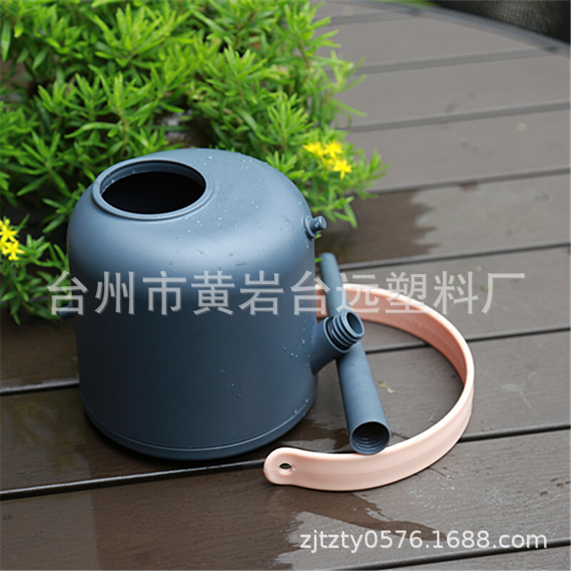 Cầu nước gấp đôi với những cái miệng dài để mở nắp nồi ra với một cái can lớn hơn.