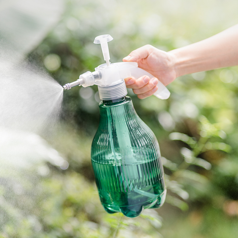 Những bi-đông được dùng để khử trùng hàng loạt và làm sạch bởi máy phun áp lực từ xa.