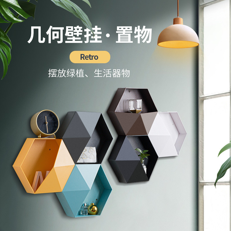 Một bức tường sáng tạo dài với một bó nước để cho hoa lan ăn.