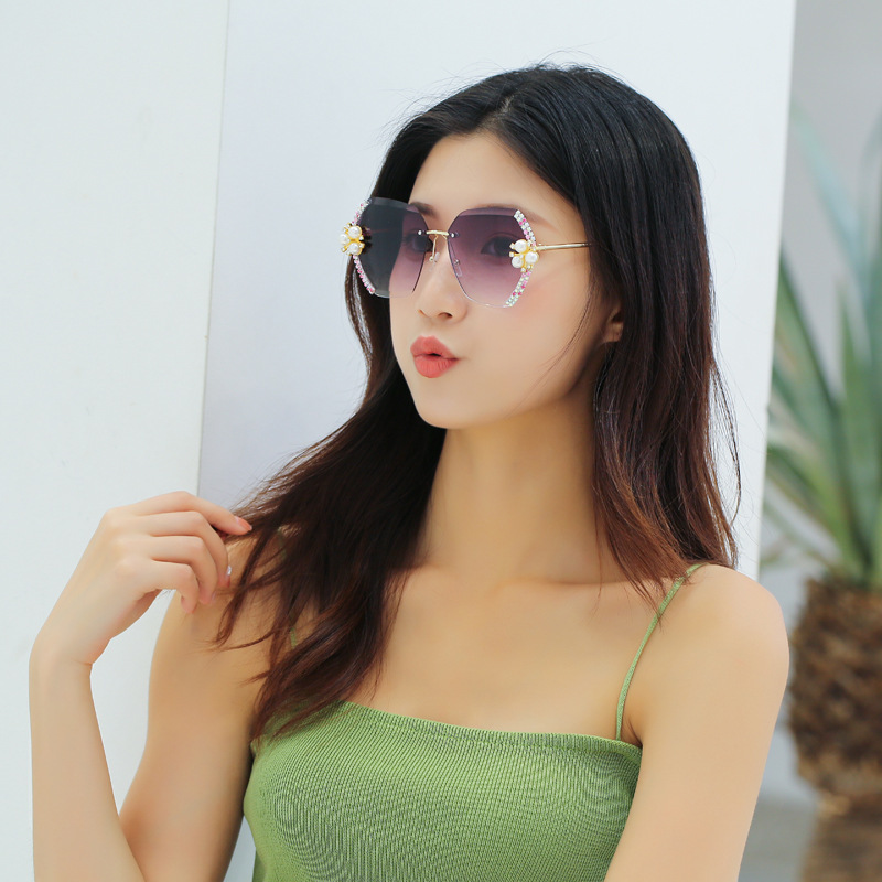 Những viên ngọc trai từ từ biến thành kính râm với một khuôn mặt to lớn và một ngôi sao mặt lớn không có kính.