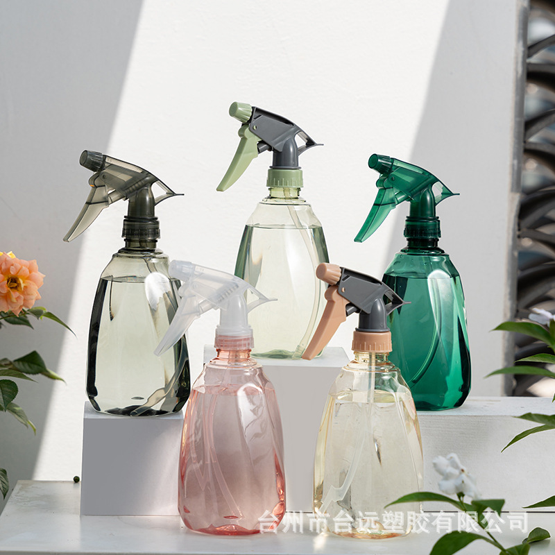Những người trồng nho đổ những thùng nước trong suốt vào nhà với một bình xịt sạch.