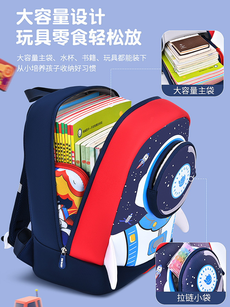 The new kindergarten dive bag, the cute astronaut cartoon bag, the three-to-six-year-old male and female mini-shoulder bag.