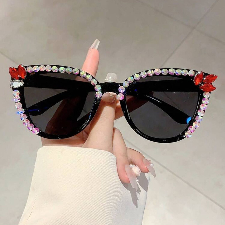 Loại mới với kính râm, màu đỏ, ống nghe.