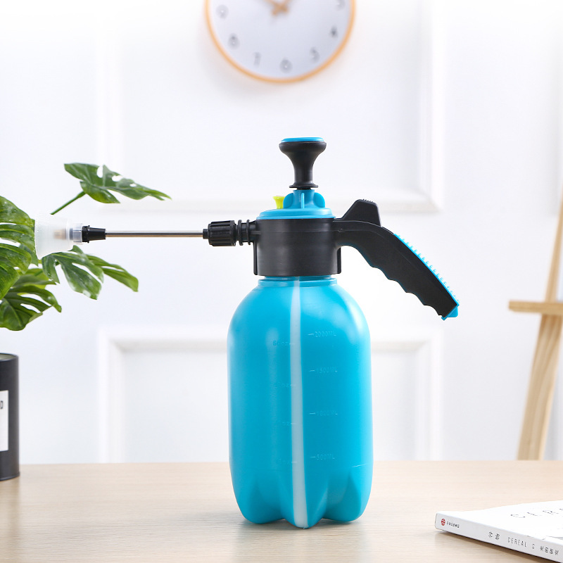Một cái nồi tẩy rửa thú nuôi từ xa, một cái nồi phun nước nhỏ.