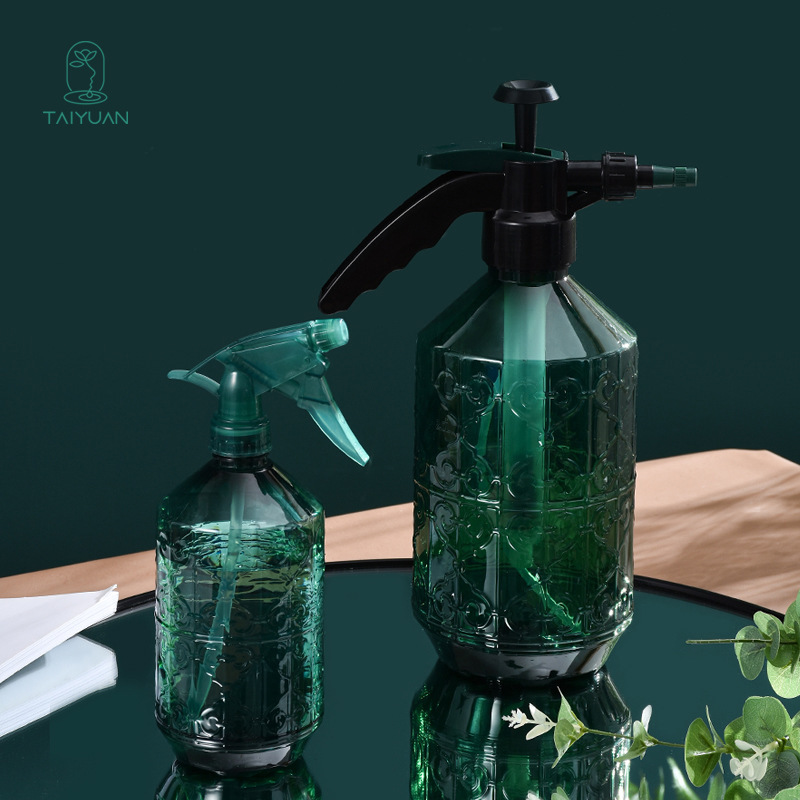 Một người làm vườn kim cương lớn với một ấm nước đa mạch và một cái ấm áp đỏ.