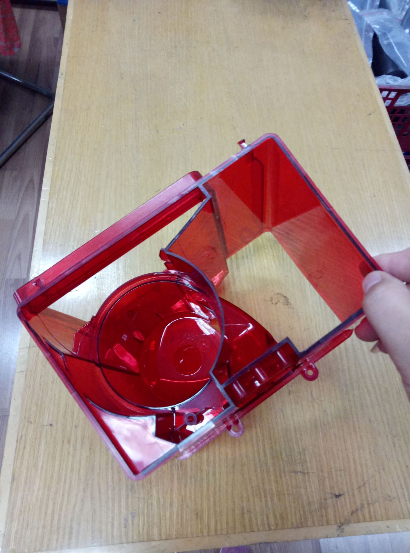 The manufacturer's plastic-forming manufactures plastic moulds.