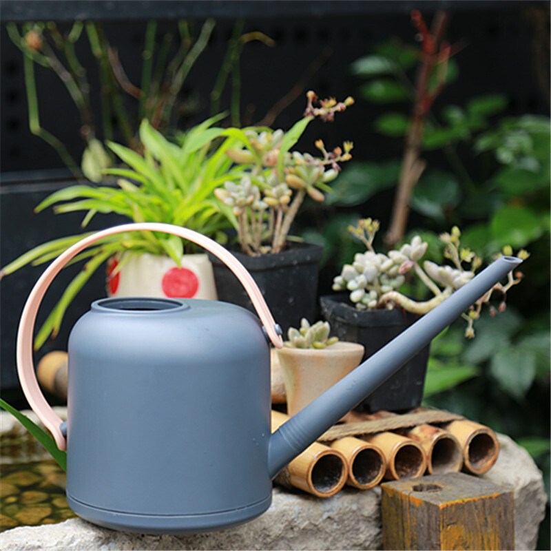 Cầu nước gấp đôi với những cái miệng dài để mở nắp nồi ra với một cái can lớn hơn.