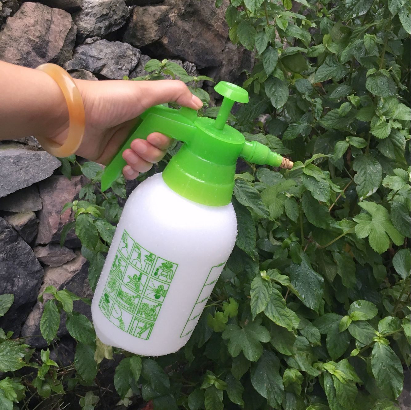 Những bình chứa nước xuyên hàng hóa, chất dẻo làm bằng hơi nước, làm sạch xe, phun bình nước.
