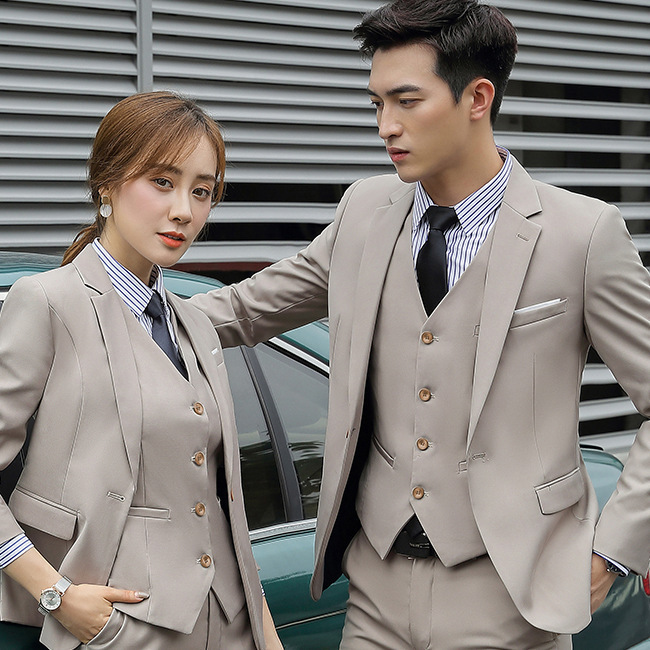 Hai bộ đồ giải trí làm ăn cho những người đàn ông mặc vest để kết hôn với những người đàn ông mặc trang phục chuyên nghiệp