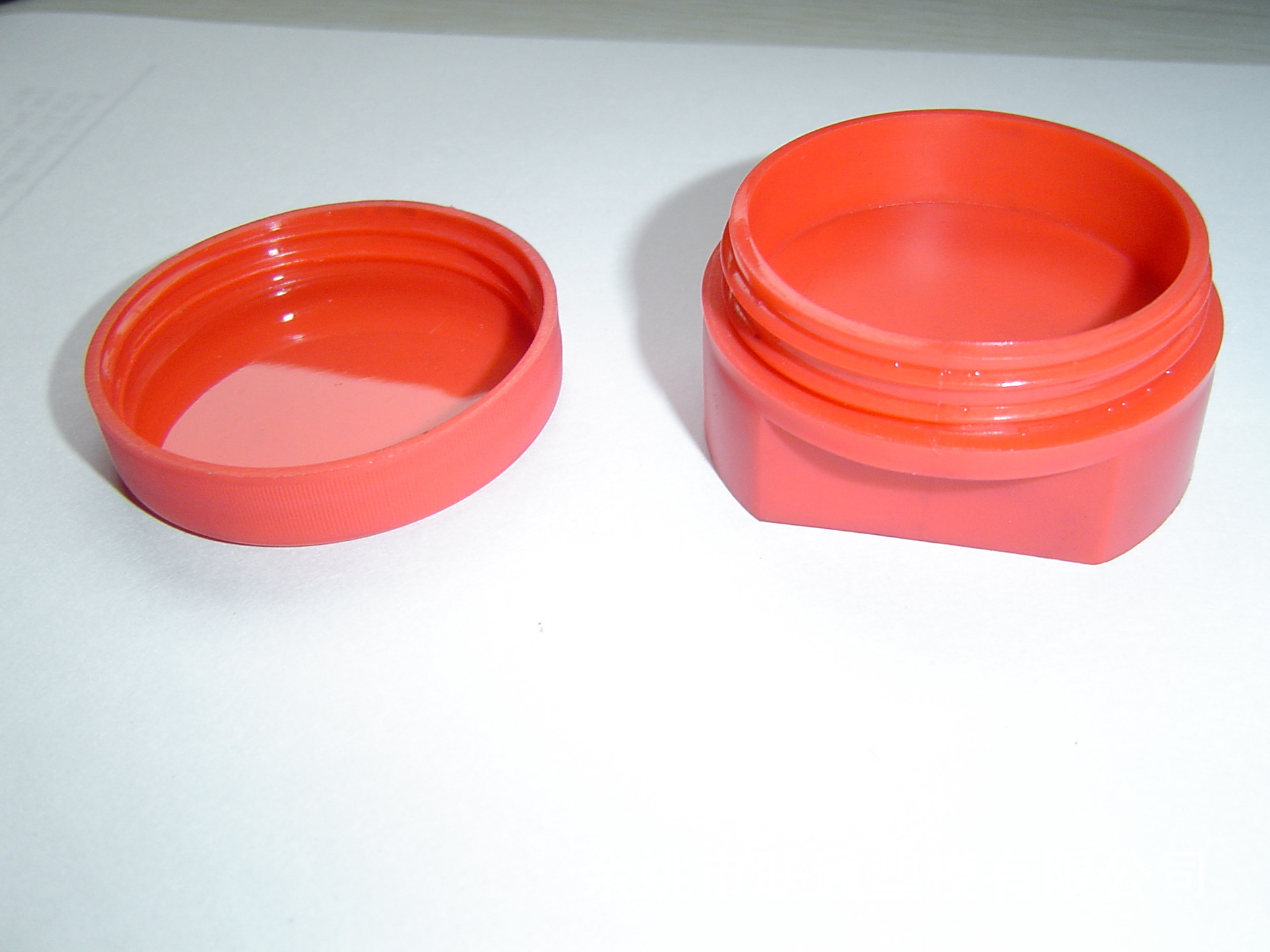 Supply of 15 grams of cream and 18 grams of plastic plastic boxes with a glass of eye cream in a glass of cream.