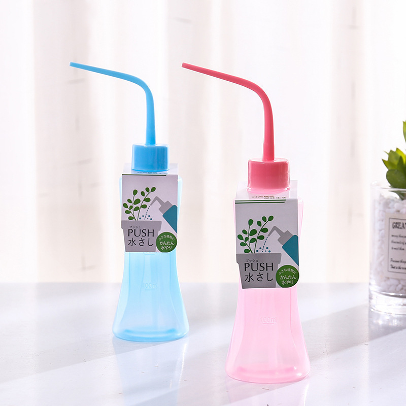 Quẩy và bóp cái ấm bằng miệng.
