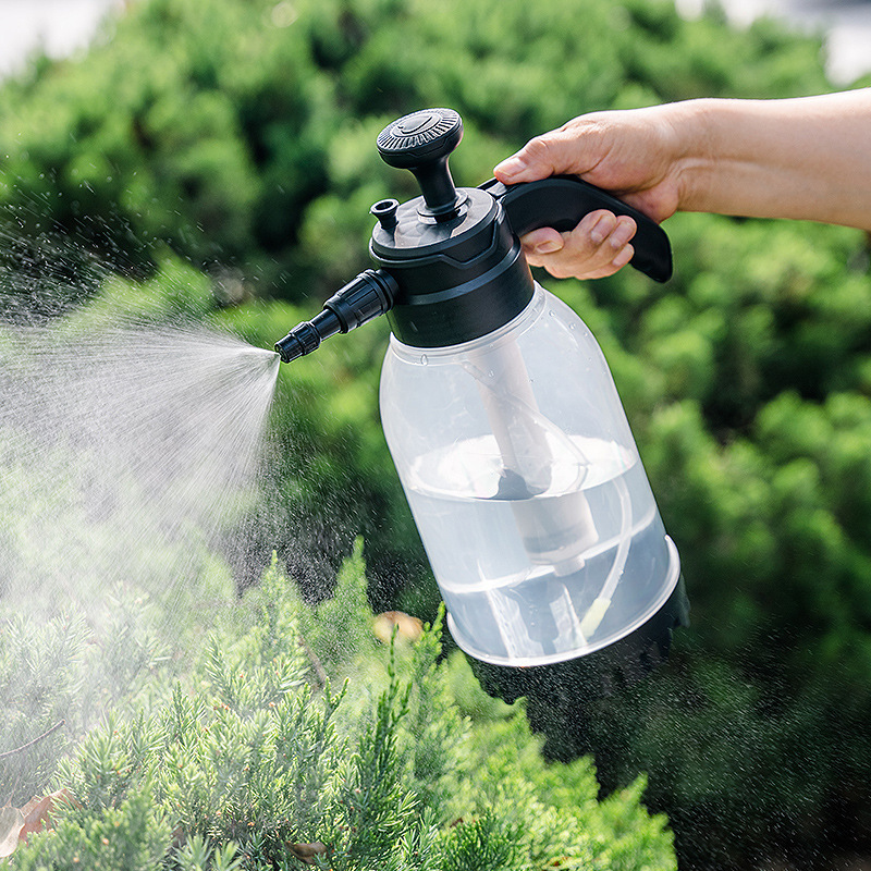 Một bình phun nhỏ để khử trùng rượu trong nhà để làm sạch các phương tiện phun hơi ga căng thẳng.