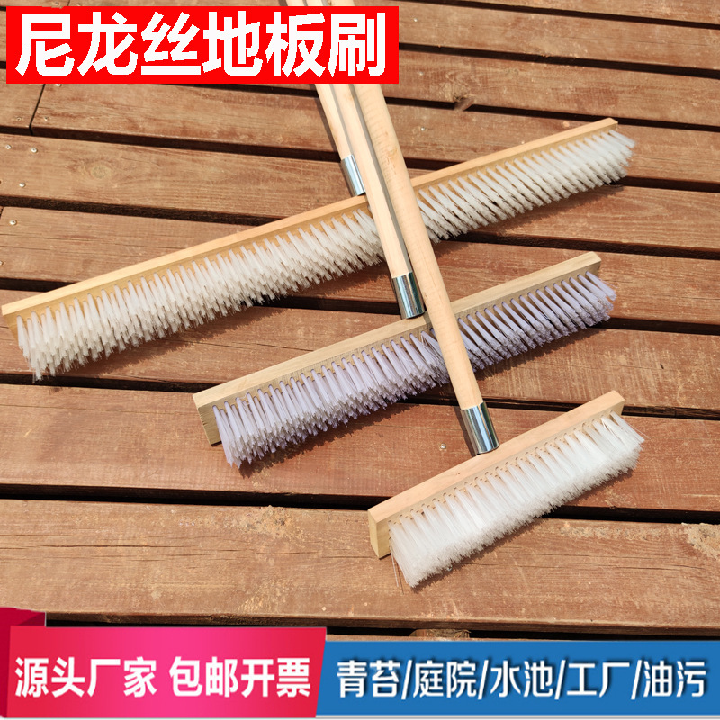 Tấm gạch đánh bóng sàn nhà vệ sinh và nhà bếp tường để tẩy rửa một cái bánh mì nướng ngoài trời lớn.