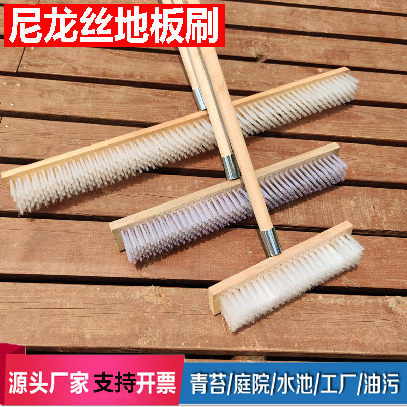 Tấm gạch đánh bóng sàn nhà vệ sinh và nhà bếp tường để tẩy rửa một cái bánh mì nướng ngoài trời lớn.