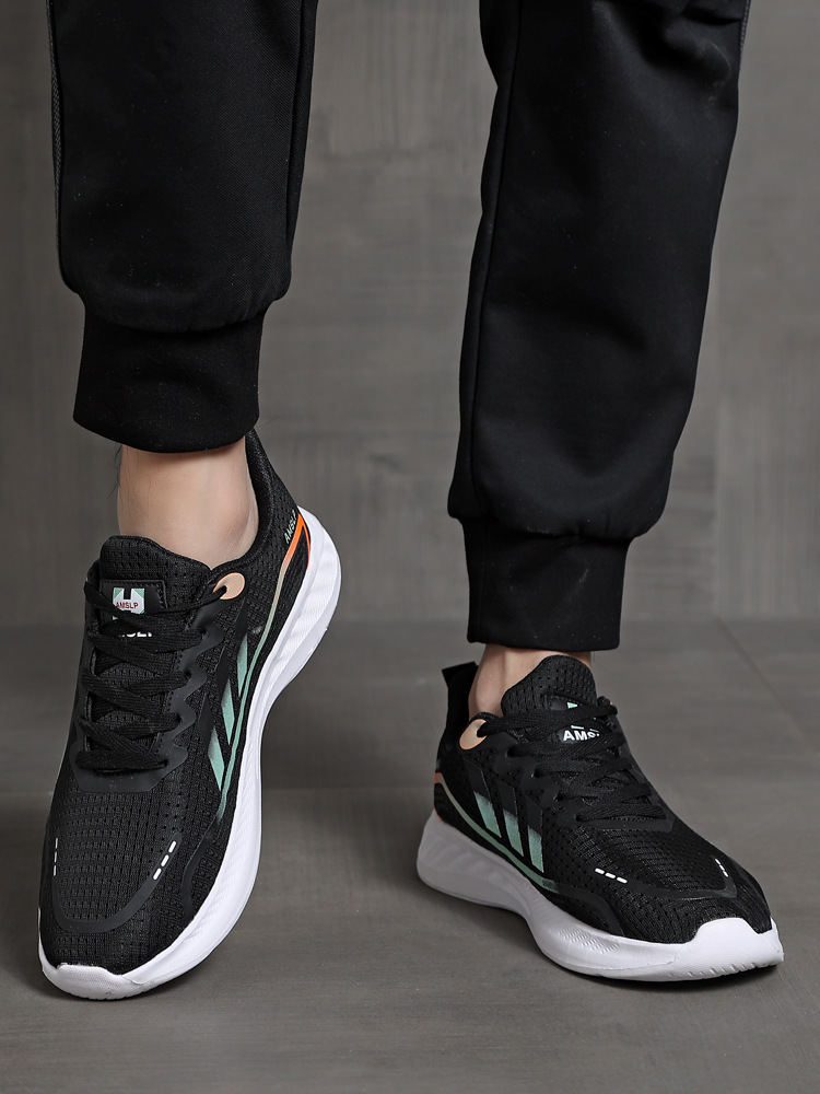 The summer new couple's air-receiving sport is full of fashion and shoes.