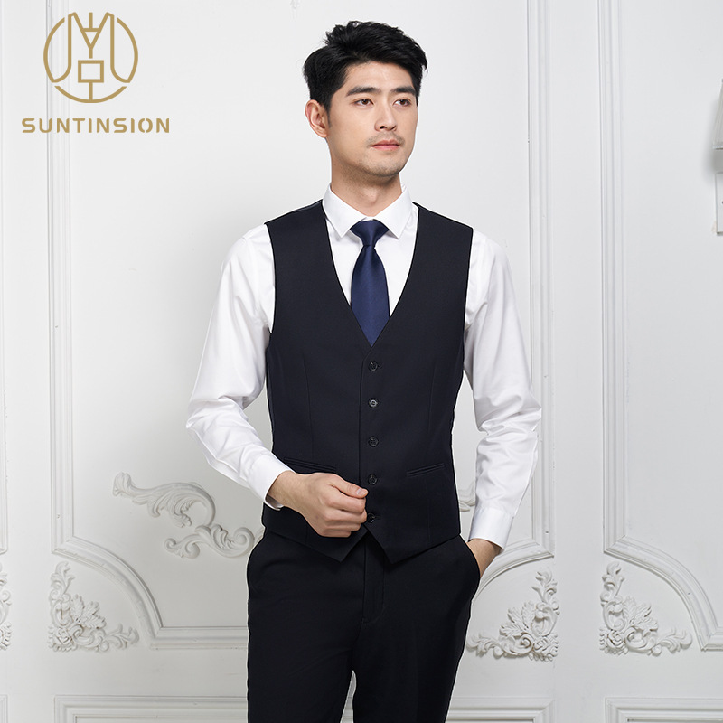 Đó là một bộ đồ mới cho một người đàn ông mặc vest, một người đàn ông mặc vest, một người đàn ông kinh doanh khách sạn.