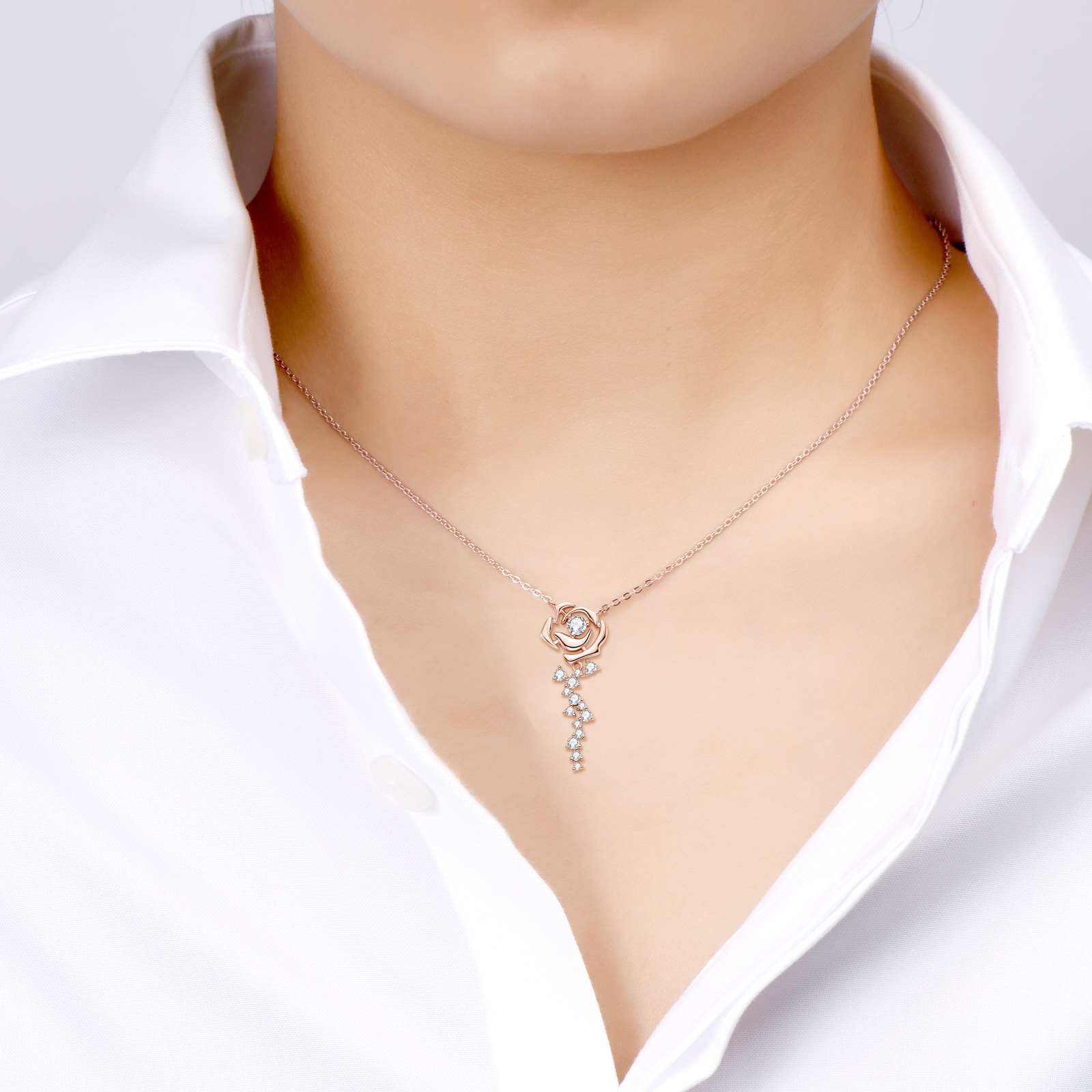 Một món quà từ Valentine cho một cô gái với vòng cổ vàng hồng.