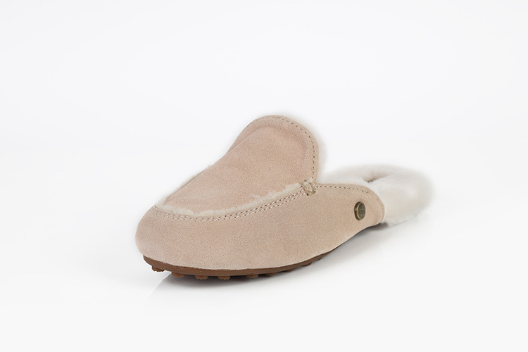 Autumn and winter ladies are comfortable and comfortable in their home wool slippers.