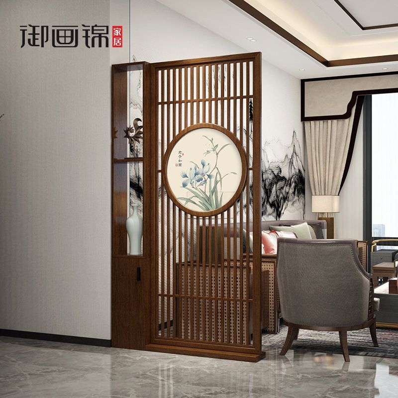 New Chinese wood screens cut off the cabinets, the living room enters the house's locks, decorates the empty fences.