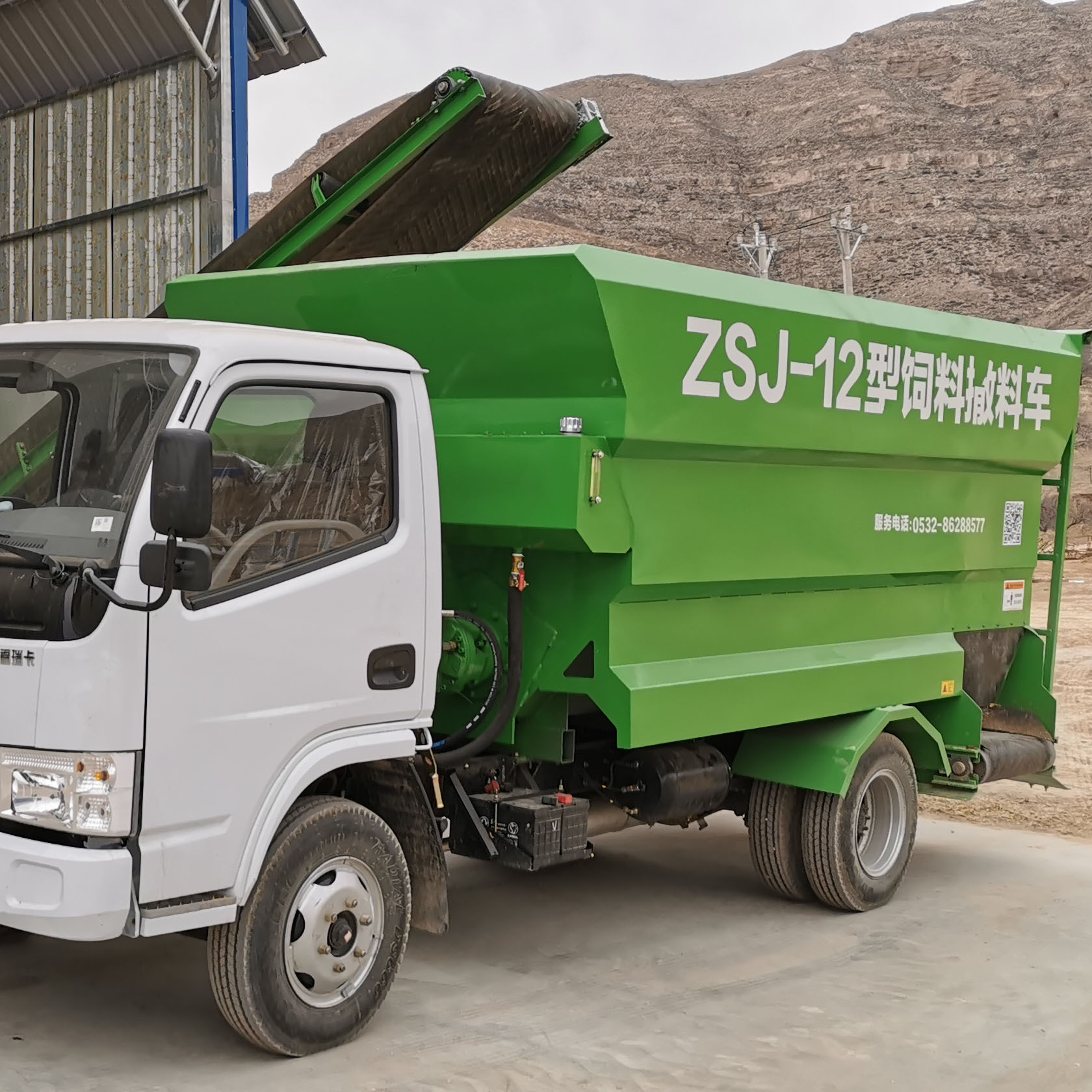 The new light-calorie forage truck, double-side for cattle and goat for four-wheel for heat.