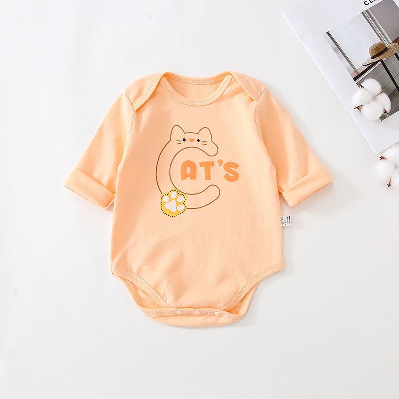 Một đứa bé với một chiếc xe ủi mới vào mùa xuân và mùa thu.