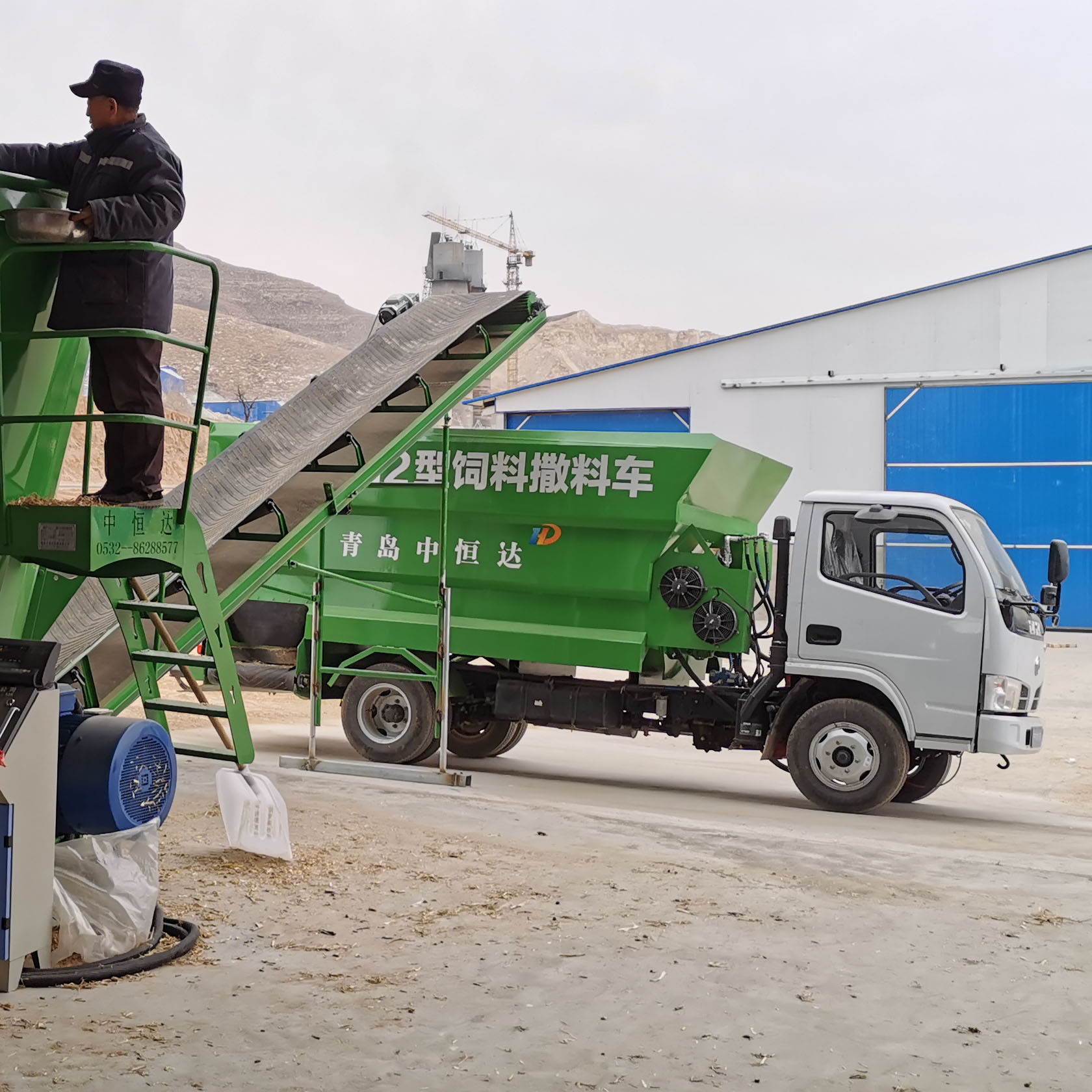 The new light-calorie forage truck, double-side for cattle and goat for four-wheel for heat.