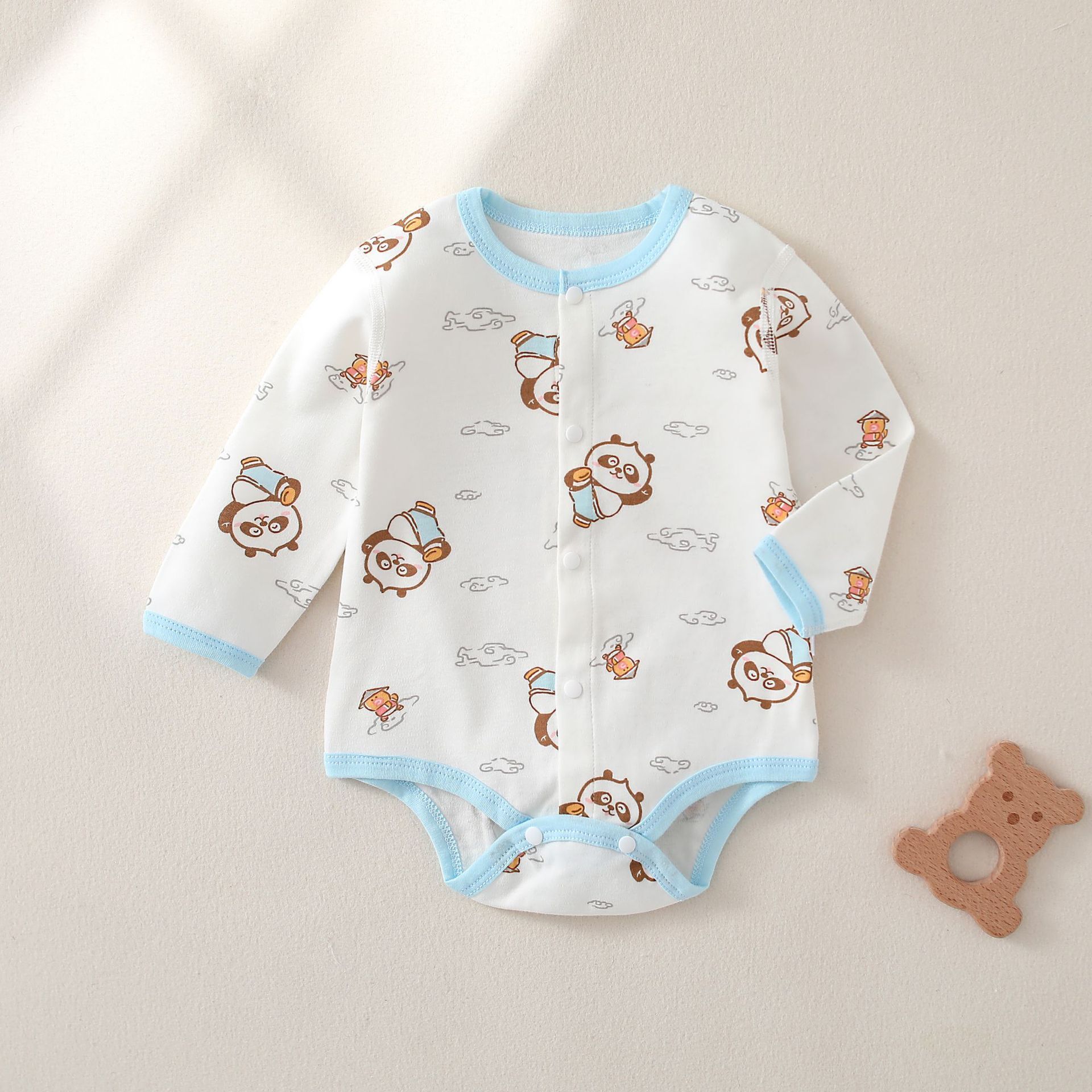 Đứa bé với một đứa bé với cái còng kéo dài và đứa bé không có xương ở dưới cùng, với cái bông khỏa thân.