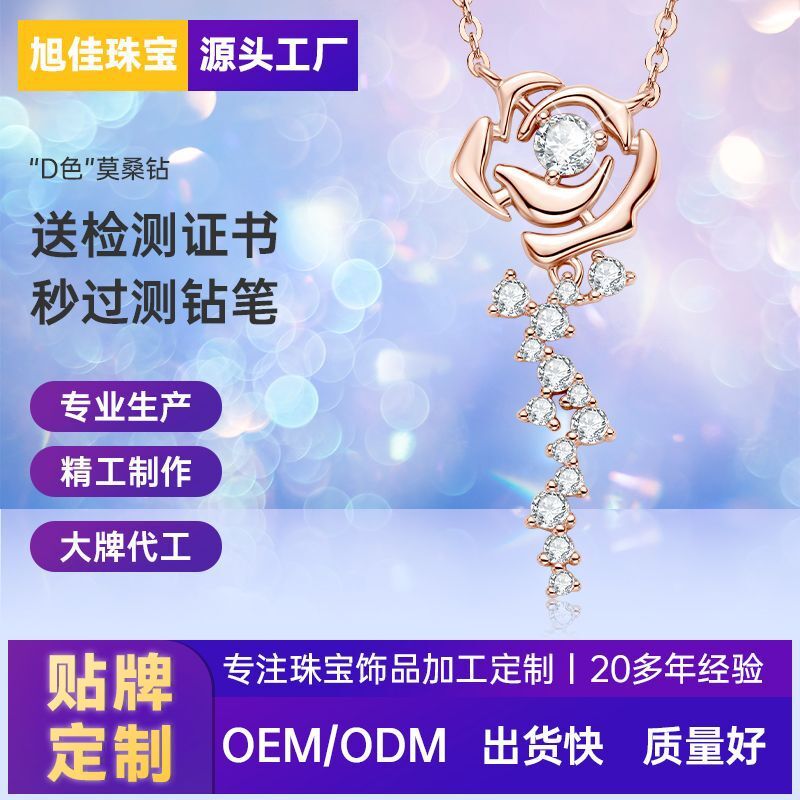 Một món quà từ Valentine cho một cô gái với vòng cổ vàng hồng.